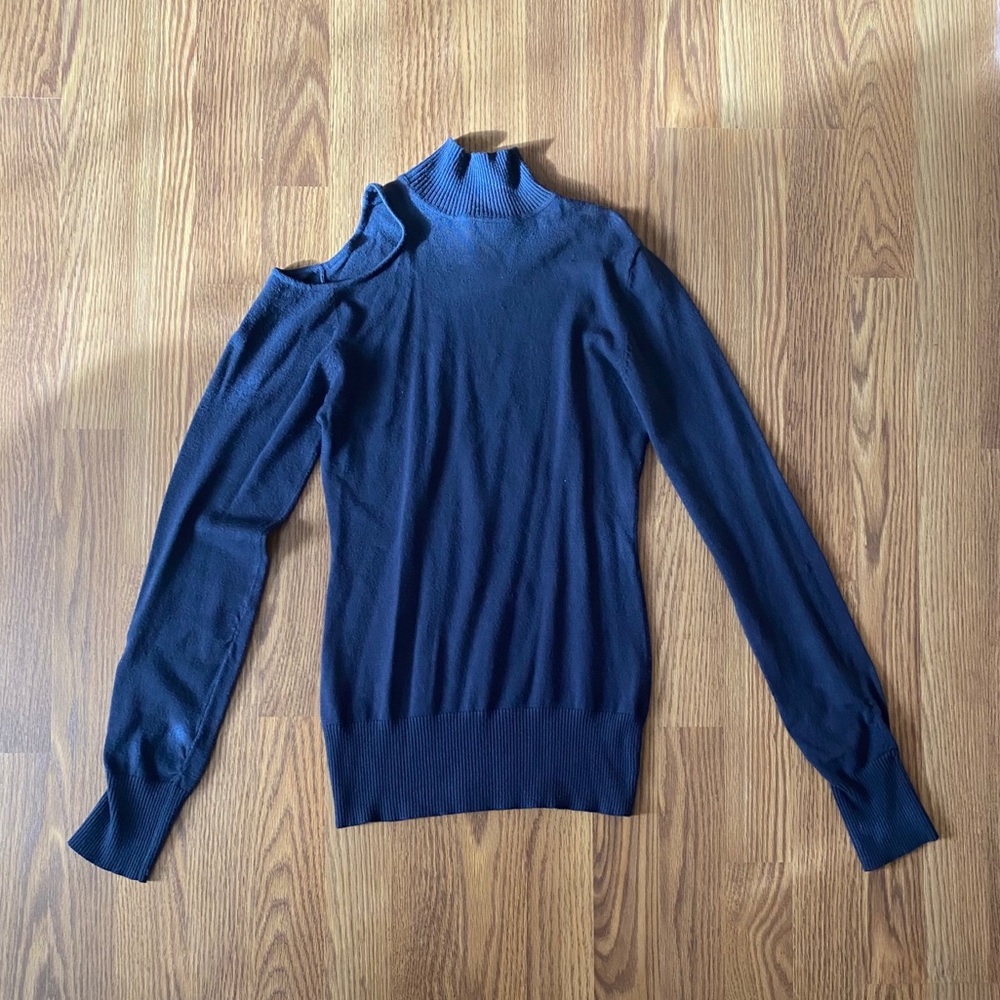 Shoulder cut out turtleneck sweater